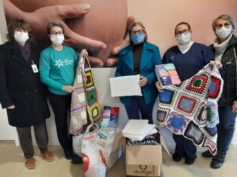 Grupo Maturidade Ativa do Sesc entrega doações para o HSA