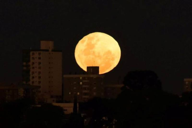 Superlua de Morango impressiona e encanta pessoas no Brasil e no mundo