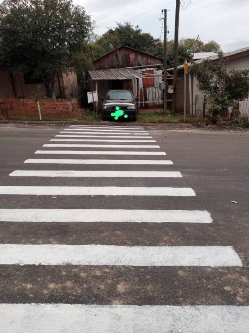 Empresa pinta faixa de pedestres na entrada de garagem de residência, em Três de Maio