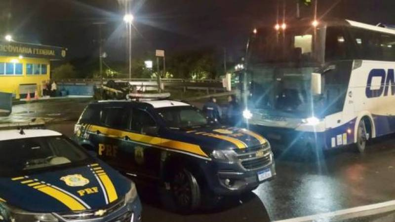 Carga milionária de eletrônicos é encontrada em compartimento oculto de ônibus na BR 386