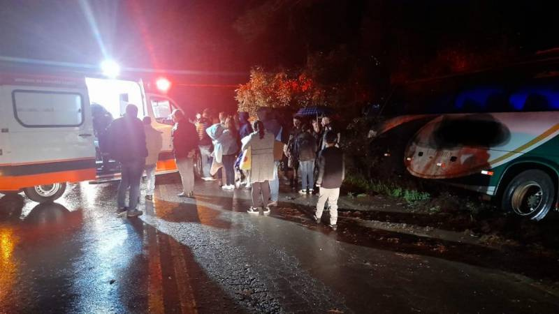 Ônibus com torcedores do Grêmio tomba na ERS 129 na manhã deste sábado (16)