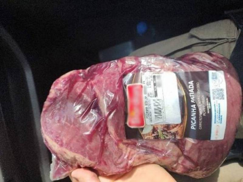 Mulher acaba detida após ser flagrada furtando picanha em mercado