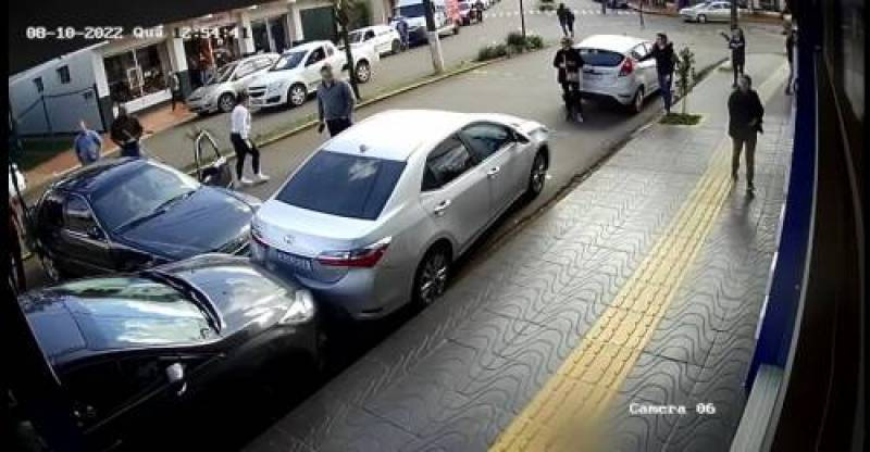 Câmeras de segurança flagram acidente impressionante no centro de Tuparendi