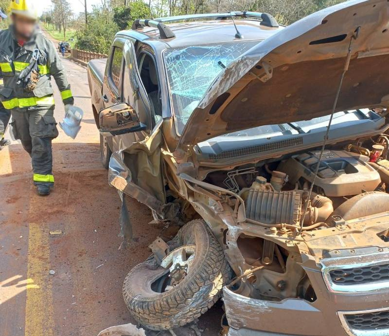 Motorista perde controle e colide caminhonete sobre a ponte do rio Potiribu em Ijuí