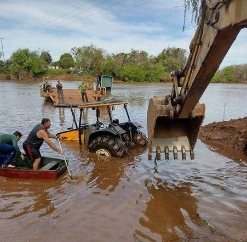 Trator com semeadeira cai no Rio Ijuí