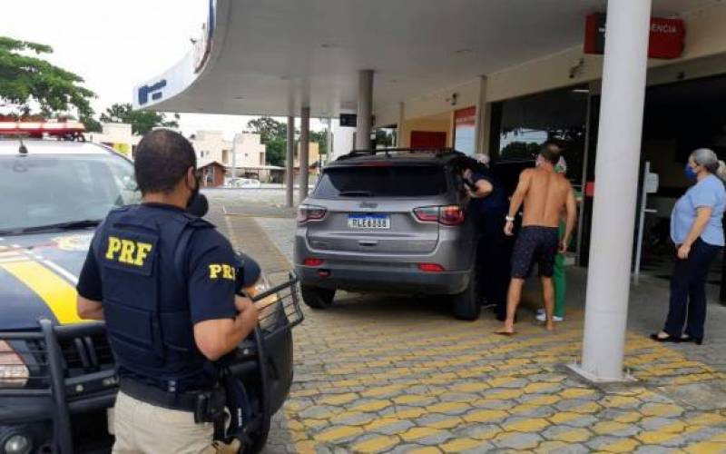 PRF faz escolta para mulher em trabalho de parto e bebê nasce às margens da BR 101 em