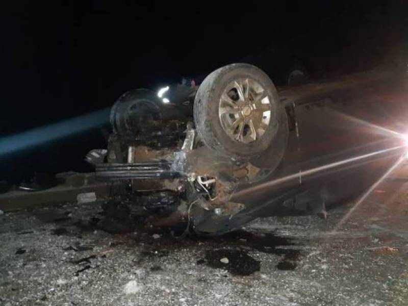 Jovem capota carro sobre a ponte do Rio Caxambu na BR-285