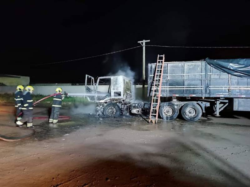 Carreta incendeia em pátio de posto de combustíveis na BR 392