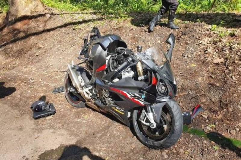 Homem morre em acidente envolvendo dois carros e uma moto na BR-116, em Picada Café