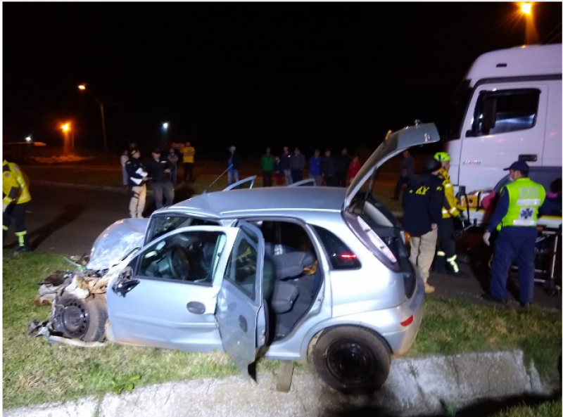 Acidente entre carro e caminhão mata passageiro na BR-282
